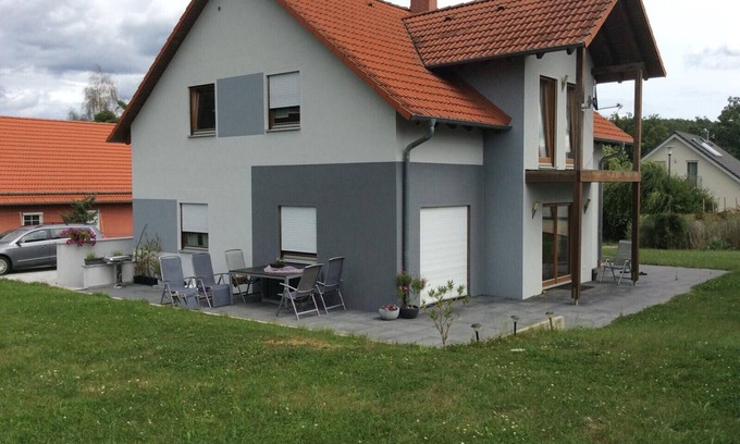 Bruck in der Oberpfalz Casa | Casa de vacaciones 'Ferienhaus Mit Terrasse' con terraza privada, jardín privado y Wi-Fi