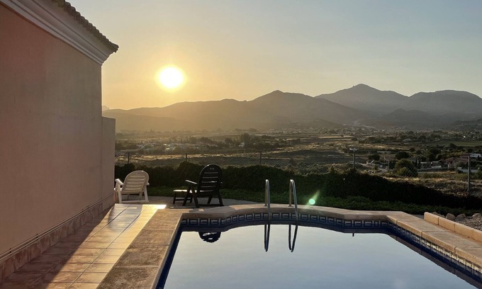 San Vicente del Raspeig Casa | Casa de vacaciones 'Villa Buena Vista' con vistas al mar, piscina privada y terraza privada