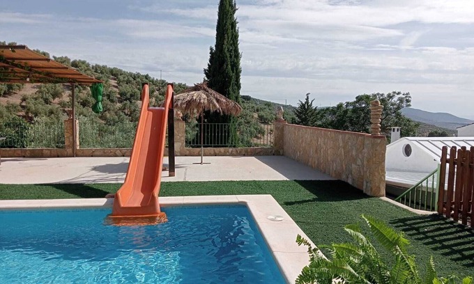 Villanueva de Algaidas Casa | Casa de vacaciones 'Casa La Pedriza Completa' con vistas a la montaña, piscina privada y Wi-Fi