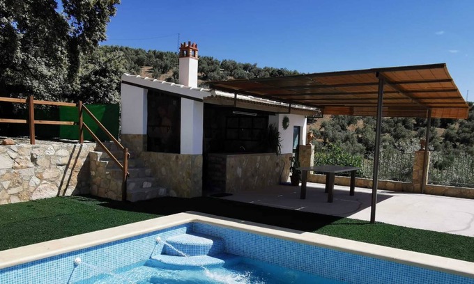 Villanueva de Algaidas Casa | Casa de vacaciones 'La Pedriza Para 2' con vistas a la montaña, piscina compartida y Wi-Fi