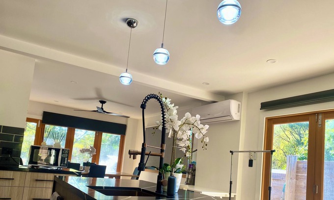 Macgregor Casa | Holiday Family Home Near Westfield Easy Access to City Free Wifi & Parking