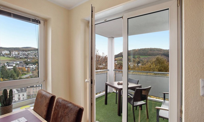Meschede Apartamento | Apartamento de vacaciones "FeWo am Hennesee" con balcón y vistas lejanas