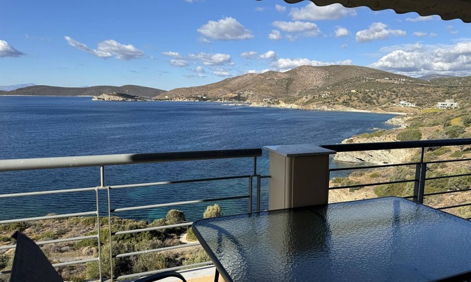 Karystos Casa | Holiday flat in a fantastic location right by the sea, direct beach access, Eubo