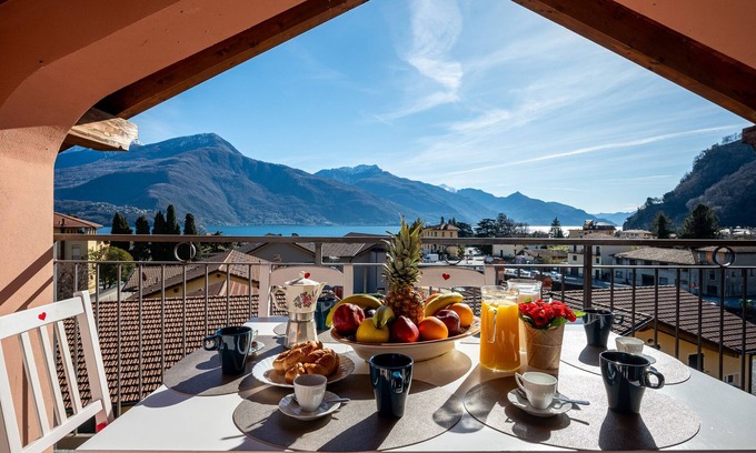 Dongo Apartamento | Holiday flat with lake view Music & Art