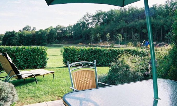 Castelnaud-la-Chapelle Casa | Vivienda adosada con jardín, para dos personas y un bebé, en un pequeño parque.