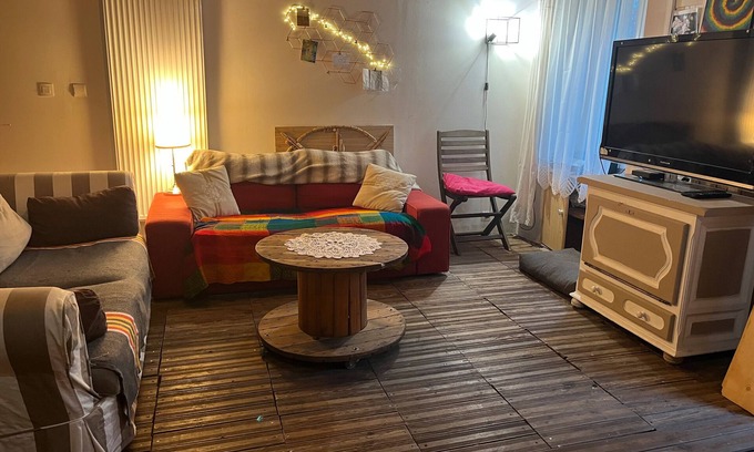 Saint-Germain-dEsteuil Casa | Holiday Home 'D'Amélie' with Shared Terrace, Shared Garden and Wi-Fi