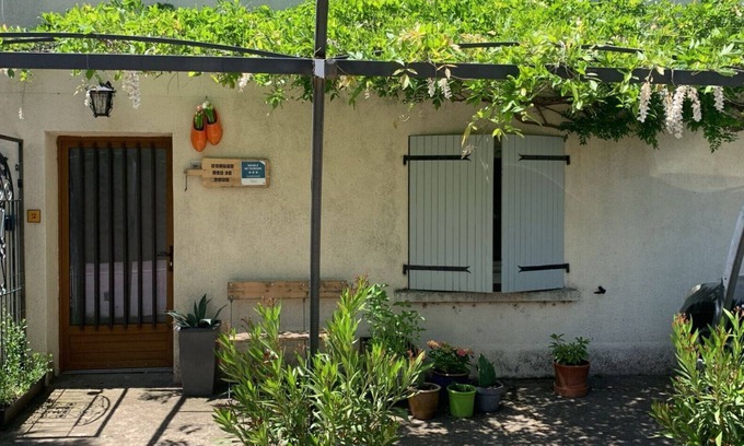 Villemagne-l'Argentiere Casa | Casa de vacaciones 'Maison Sur La Mare' con vistas a la montaña, piscina privada y Wi-Fi