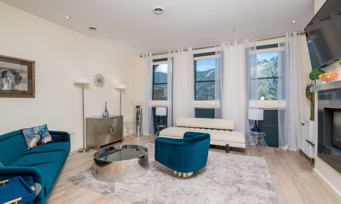 Ketchum Condominio | Summer Getaways Available! Chic Condo in Downtown Ketchum with Fire Pit & Mountain Views