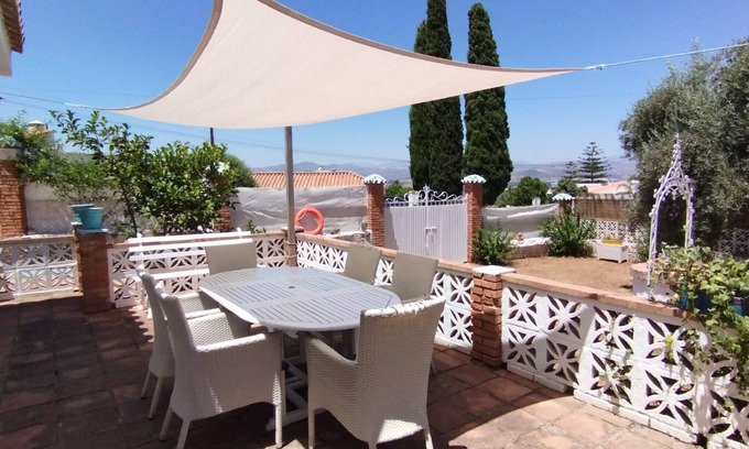 Alhaurín de la Torre Casa | Casa de vacaciones 'Villa Namaste' con vistas a la montaña, Wi-Fi y aire acondicionado