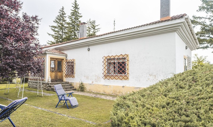 Castrejón de la Peña Casa | Casa de vacaciones 'El Chalet' con vistas a la montaña y jardín privado