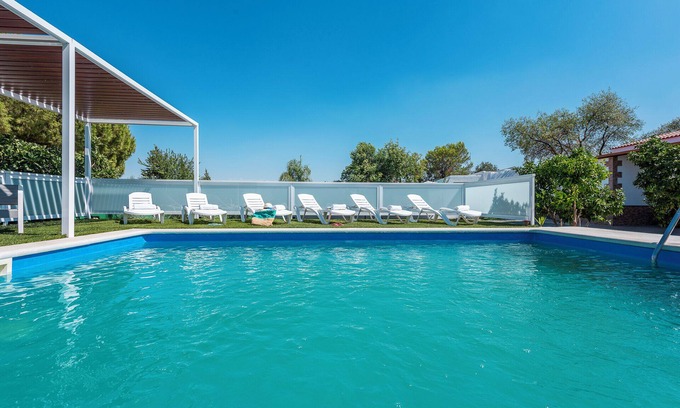 Marchena Casa | Casa de vacaciones 'Casa Rural Adalid' con piscina, jardín, terraza y Wi-Fi