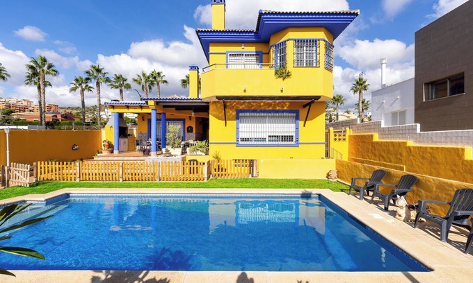 Rincón de la Victoria Casa | Casa de vacaciones "Milestone House" con piscina, terraza, balcón, aire acondicionado y Wi-Fi