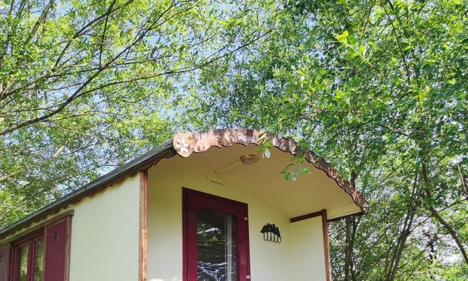 Couze-et-Saint-Front Casa | Holiday Home 'La Roulotte Couzote' with Private Terrace and Private Garden