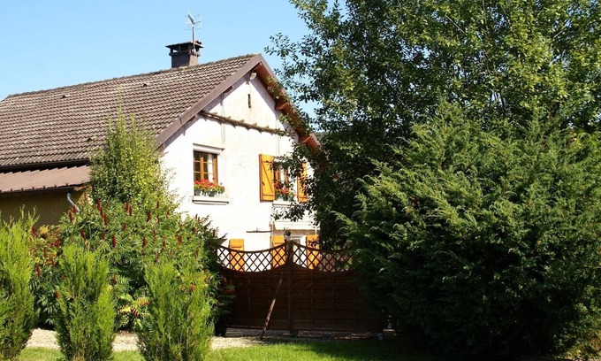 La Chapelle-aux-Bois Casa | Casa en La Chapelle con jardín