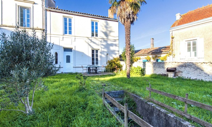 Mortagne-sur-Gironde Casa | Casa de vacaciones 'Maison De Famille' con terraza privada y jardín privado