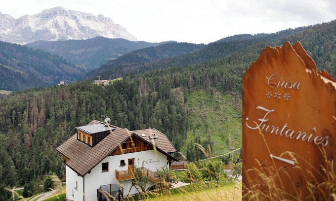San Martino in Badia Apartamento | Casa de vacaciones "Ciasa Funtanies Pütia" con vistas a la montaña, balcón y Wi-Fi