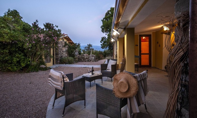 Santa Maria Coghinas Casa | Casa de vacaciones 'Lo Stazzu Di Multa Bianca' con vistas a la montaña, terraza privada y Wi-Fi