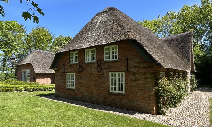 Emmelsbuell-Horsbuell Casa | Casa de vacaciones 'Deichglück Auszeit-Friesenhaus' con terraza privada, jardín privado y Wi-Fi