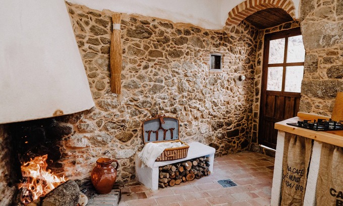 Castillo de Bayuela Casa | Casa de vacaciones 'La Casita De Albino' con vistas a la montaña, Wi-Fi y aire acondicionado