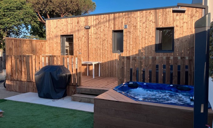 Olonne-sur-Mer Casa | Holiday Home 'Le Refuge Sablais' with Private Terrace, Wi-Fi and Air Conditioning