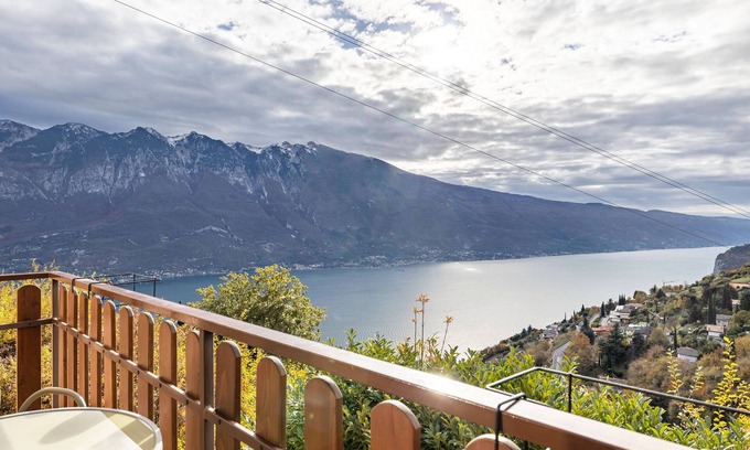 Pieve Casa | Casa de vacaciones 'Casa Elena' con vistas al lago, jardín privado y Wi-Fi