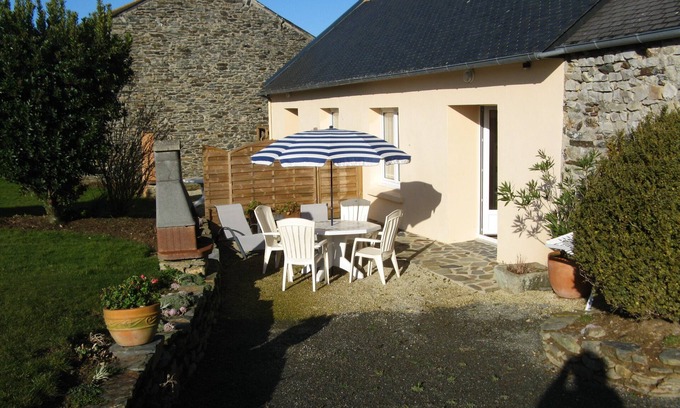 Plomodiern Casa | HOLIDAY HOME A 600M FROM THE SEA (B) enclosed dog garden