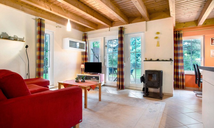 Luetow Casa | Holiday Home 'Am Hünengrab' with Shared Terrace