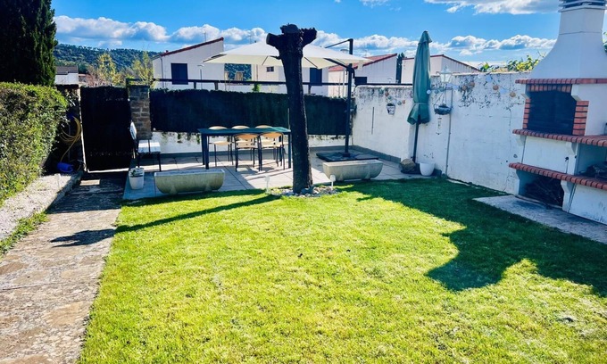 Yesa Casa | Casa de vacaciones 'Amets' con vistas a la montaña y jardín privado