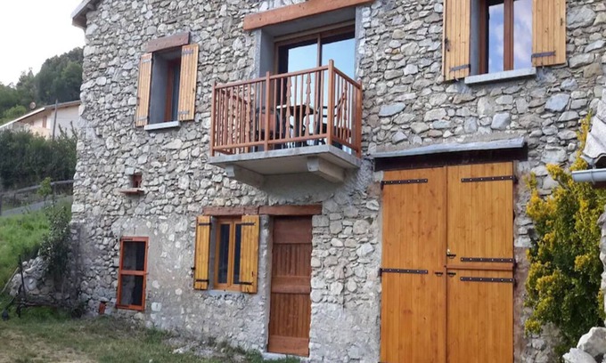 Allons Casa | Holiday Home "Ancienne Bergerie" with Mountain View & Private Garden