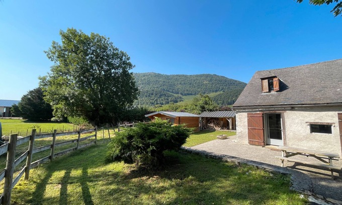 Castet Casa | Casa de vacaciones 'Ancienne Bergerie' con vistas a la montaña, terraza compartida y jardín privado