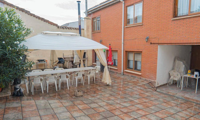 Villahoz Casa | Casa de vacaciones 'Arco De Villahoz' con terraza compartida, balcón y Wi-Fi