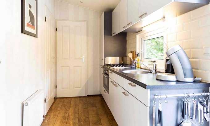 Veen Chalet De Esquí | ✓ Holiday Home at Recreatiepark het Esmeer ✓ Holiday home for 4 persons✓ Located in Aalst (Gelderland) ✓ Holiday park by the water ✓ Book directly at the park