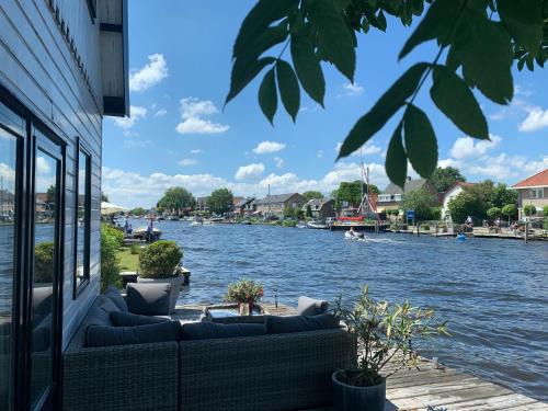 Municipality of Aalsmeer Casa | Holiday home at the water, fire place, boat and SUP rent, near Amsterdam