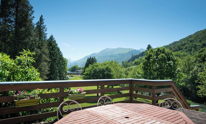 Castet Casa | Casa de vacaciones 'Au Pied Du Pic Du Midi' con vistas a la montaña, terraza y jardín privado