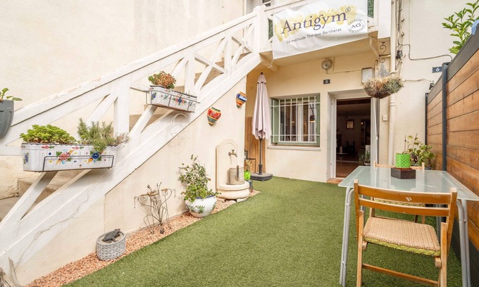 Cuxac-dʼAude Casa | Holiday Home 'Aux Portes De L'Aude' with Sea View, Private Terrace and Wi-Fi