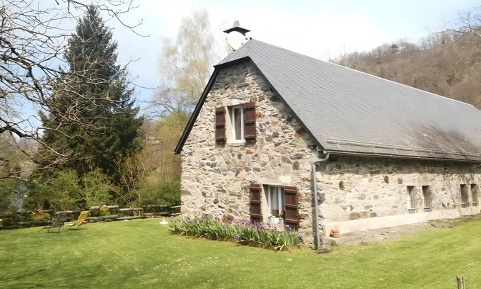 Artalens-Souin Casa | Holiday Home 'Baou' with Mountain View, Private Terrace and Wi-Fi