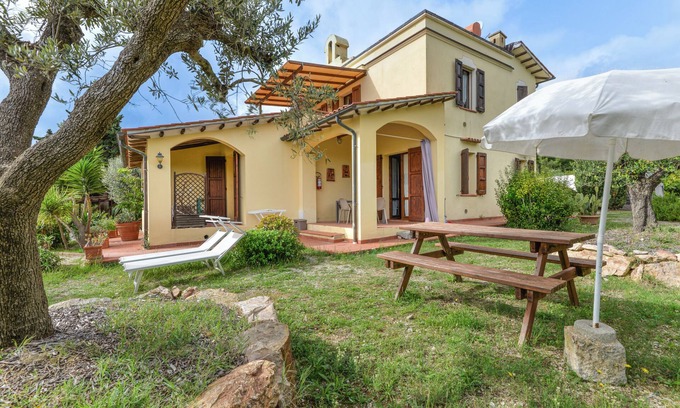 Lacona Casa | Casa de vacaciones 'Bilocale Mimosa A Lacona' con piscina compartida, jardín privado y Wi-Fi