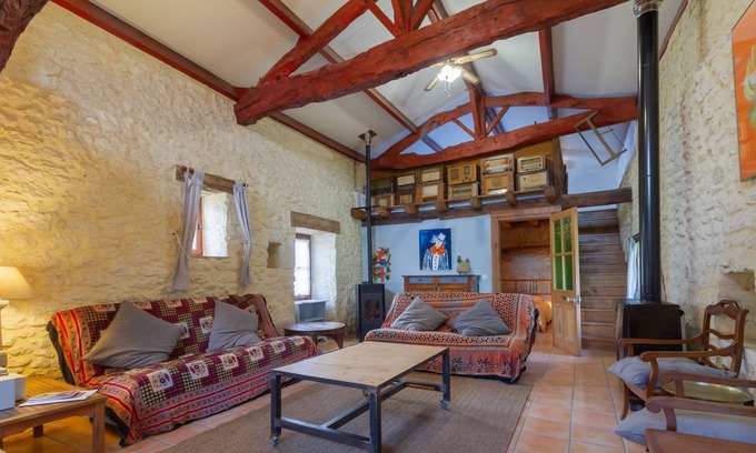 Monflanquin Casa | Holiday Home 'Côté Grange' with Shared Pool, Terrace, Garden & Wi-Fi