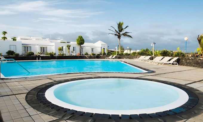 Arrieta Casa | Casa Vacacional 'Caleta Campos Bungalows' con Vista al Mar, Piscina Compartida y Wi-Fi