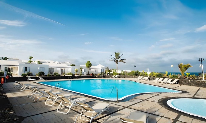 Arrieta Casa | Casa Vacacional 'Caleta Campos Bungalows' con Vista al Mar, Piscina Compartida y Wi-Fi