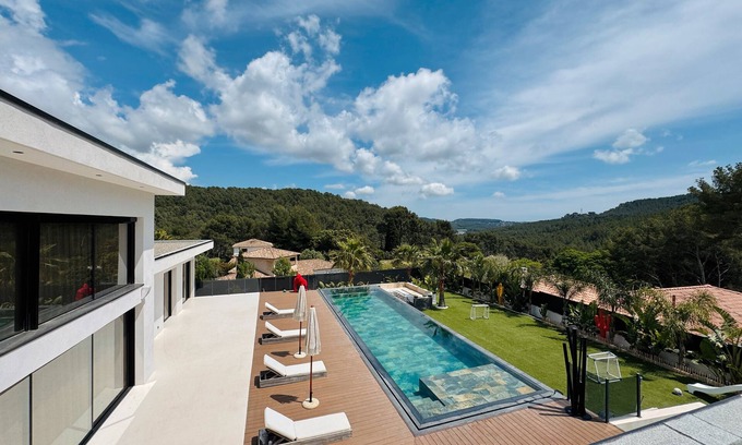 Bandol Casa | Holiday Home 'California Baïa Bandol' with Private Pool, Wi-Fi and Air Conditioning