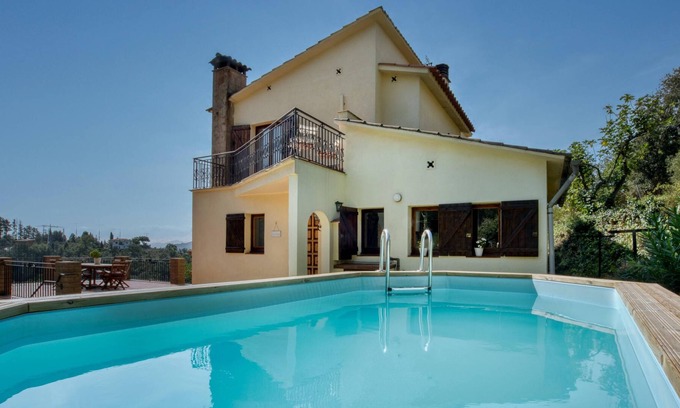 Arbucies Casa | Casa de vacaciones "Can Castells" con vistas a la montaña, piscina y Wi-Fi