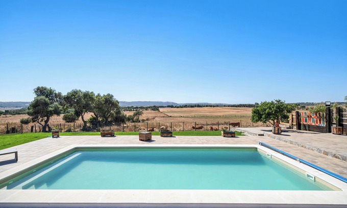 Barbate Casa | Casa de vacaciones 'Casa Andrea' con vistas a la montaña, piscina compartida y Wi-Fi