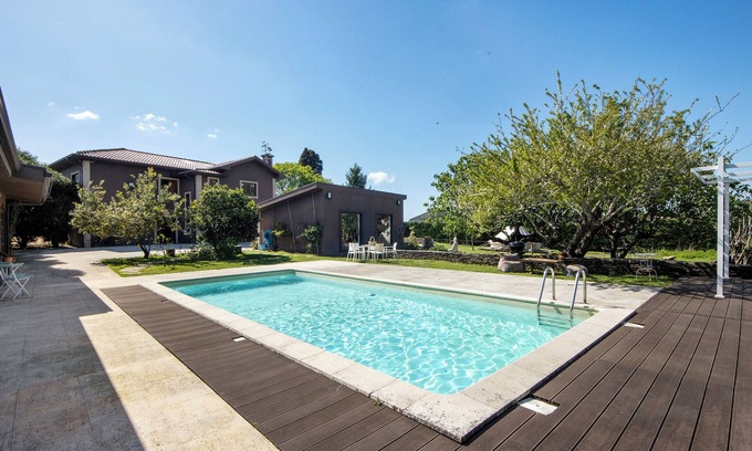 Gondomar Casa | Casa de vacaciones 'Casa Chocolate' con vistas a la montaña, piscina privada y Wi-Fi