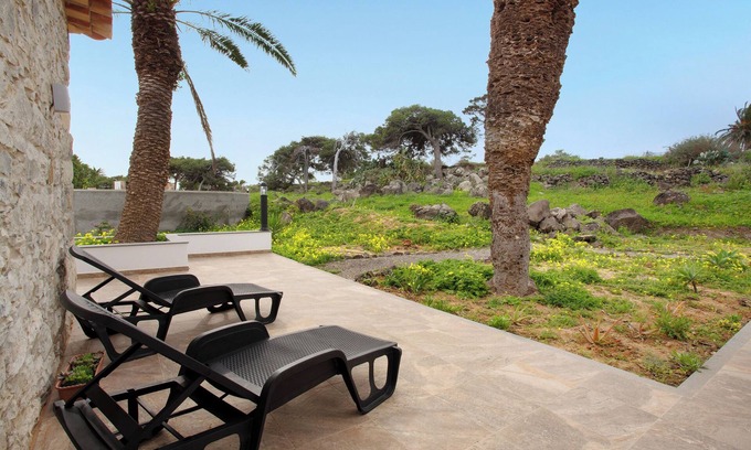 Vila Baleira Casa | Casa de vacaciones 'Casa De Pedra' con vistas al mar, terraza privada y Wi-Fi