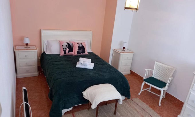 Braganca Casa | Casa de vacaciones 'Casa Da Ribeira Em Rabal' con vistas al lago, Wi-Fi y aire acondicionado