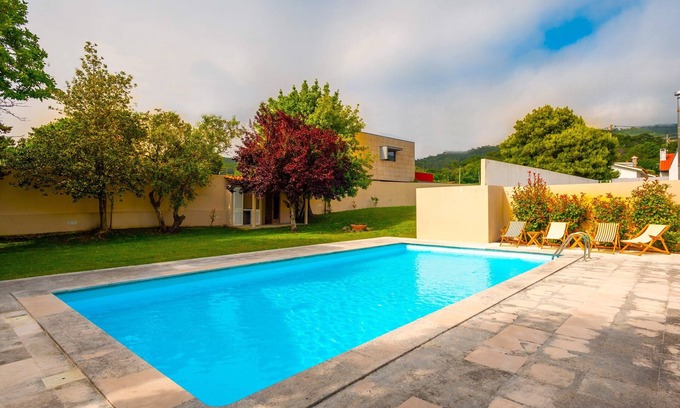 Afife Casa | Casa de vacaciones 'Casa Das Camelias' con vistas al mar, piscina privada y Wi-Fi