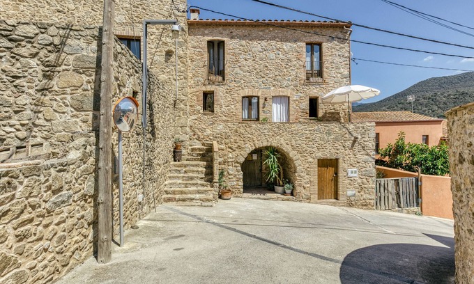 Cantallops Casa | Casa de vacaciones 'Casa De Pueblo' con vistas a la montaña, terraza privada y Wi-Fi