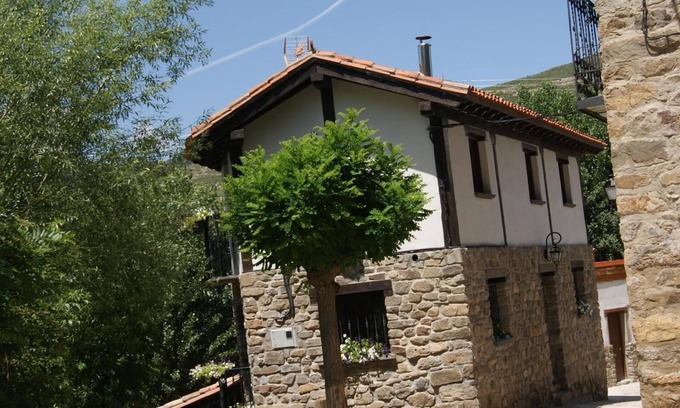 San Román de Cameros Casa | Casa de vacaciones 'Casa Del Tio Conejo' con vistas a la montaña, piscina compartida y Wi-Fi