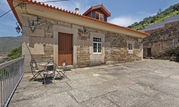 Armamar Casa | Casa de vacaciones 'Casa Do Riacho - Douro' con vistas a la montaña, terraza privada y Wi-Fi